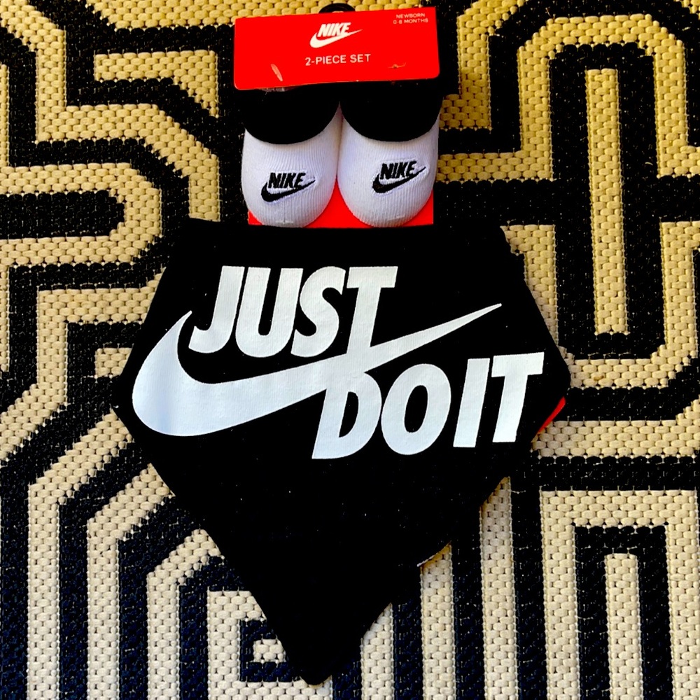 Bnwt Nike newborn bib and booties